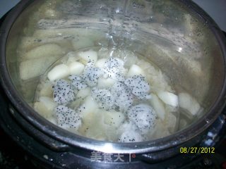 雪梨火龙果银耳羹的做法步骤：9