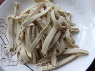 清炒豆皮的做法步骤：2