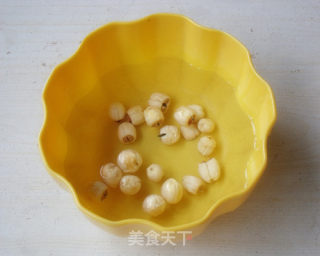 电压力锅版~银耳莲子羹的做法步骤：2