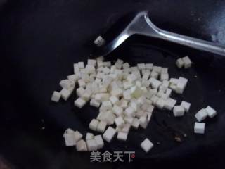 白里透红与众不同--茭白炒蕃茄的做法步骤：5
