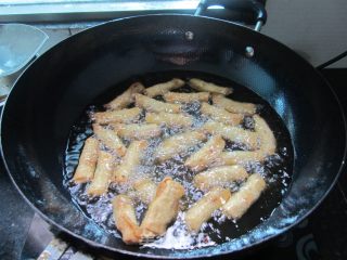 炸春卷-----土豆馅春卷的做法步骤：12