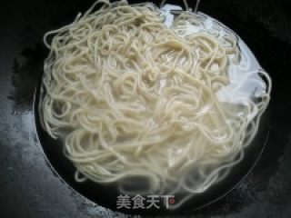 回锅肉炒拉面的做法步骤：3