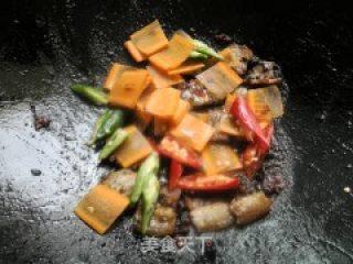 回锅肉炒拉面的做法步骤：8