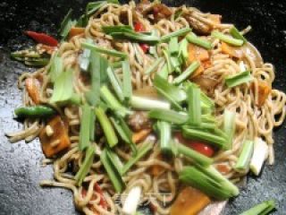 回锅肉炒拉面的做法步骤：11