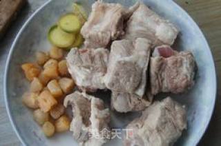干贝排骨汤的做法步骤：1