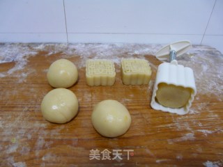 莲蓉蛋黄月饼的做法步骤：9