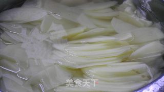 糊椒酸辣土豆片的做法步骤：3