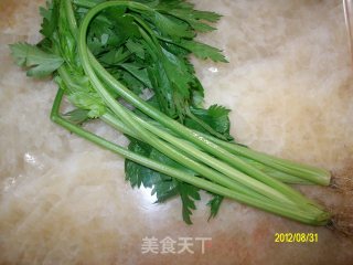 芹菜炒肉丝的做法步骤：1