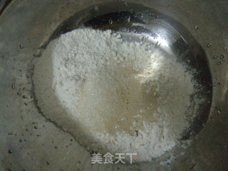 在家也能吃上必胜客——青椒火腿披萨的做法步骤：1