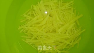 [麻麻小厨房]糖醋土豆丝的做法步骤：1