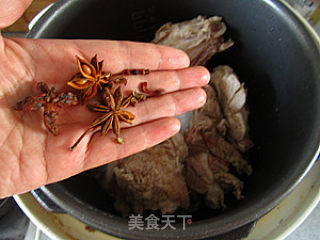 石锅酸菜大骨汤的做法步骤：2