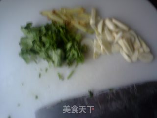 美味鲈鱼汤的做法步骤：2