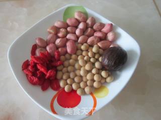 黄豆花生炖猪蹄的做法步骤：1