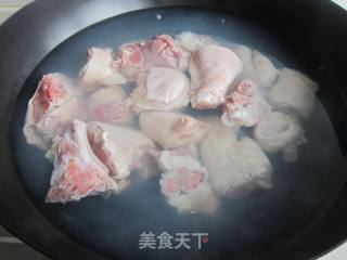 黄豆花生炖猪蹄的做法步骤：4