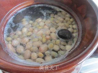 黄豆花生炖猪蹄的做法步骤：6