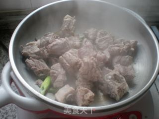 玉藕烧排骨（加肉骨汤）的做法步骤：5