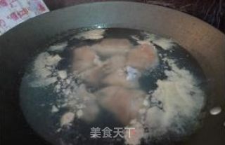奶油黑椒猪蹄（自制黑椒汁）的做法步骤：2