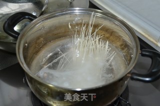 【不变母爱】-【生日长寿面】的做法步骤：3