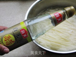 凉拌酸辣土豆丝的做法步骤：2