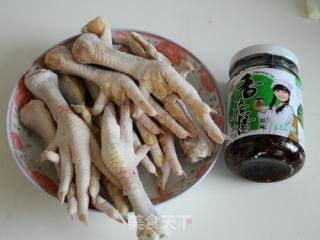 香菇酱烧凤爪的做法步骤：1