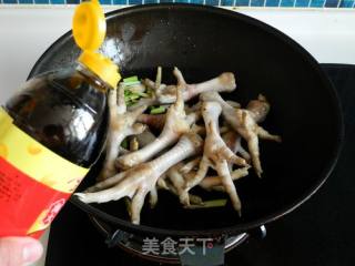 香菇酱烧凤爪的做法步骤：4
