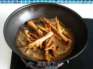 香菇酱烧凤爪的做法步骤：7