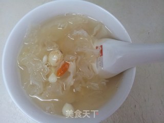 润肺清热养颜美容----银耳莲子羹的做法步骤：10