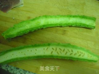 苦瓜煎蛋（少油）的做法步骤：1