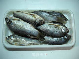 黄豆焖野鲫鱼的做法步骤：1