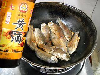 黄豆焖野鲫鱼的做法步骤：7