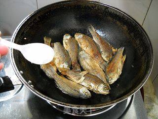 黄豆焖野鲫鱼的做法步骤：8