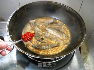 黄豆焖野鲫鱼的做法步骤：15
