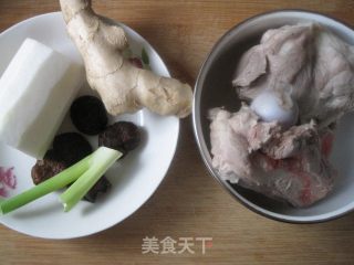 棒骨萝卜汤的做法步骤：1