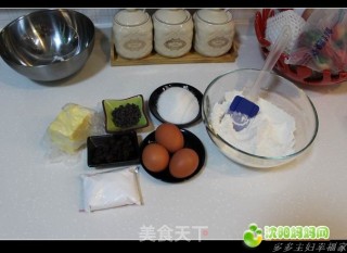 黄油飘香----葡萄干巧克力豆纸杯蛋糕的做法步骤：1