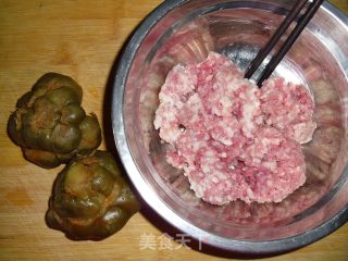 这个中秋最受欢迎的——鲜肉榨菜月饼的做法步骤：1