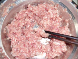 这个中秋最受欢迎的——鲜肉榨菜月饼的做法步骤：3