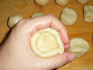 这个中秋最受欢迎的——鲜肉榨菜月饼的做法步骤：9