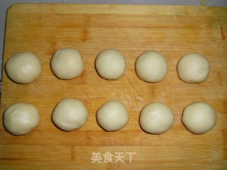 这个中秋最受欢迎的——鲜肉榨菜月饼的做法步骤：10