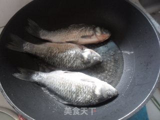 红烧鲫鱼的做法步骤：2