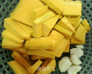 蒜焖南瓜的做法步骤：1