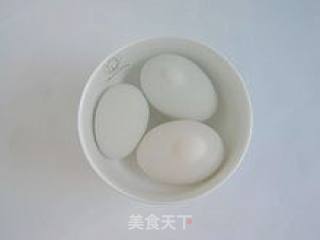 只需两步简单制作----【自制红油咸鸭蛋】的做法步骤：3