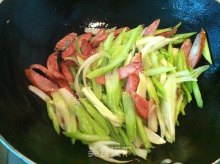 红肠炒芹菜的做法步骤：4