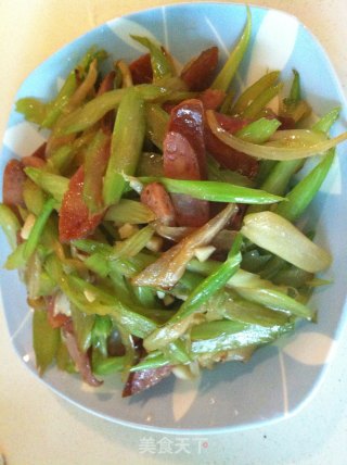 红肠炒芹菜的做法步骤：5