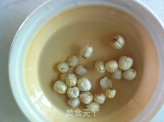 冰糖银耳莲子羹---秋天美容滋补良品的做法步骤：1