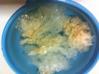 冰糖银耳莲子羹---秋天美容滋补良品的做法步骤：2