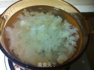冰糖银耳莲子羹---秋天美容滋补良品的做法步骤：4