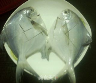 焖小白鲳的做法步骤：1