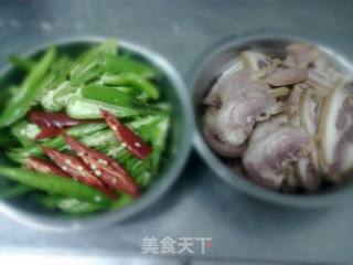 小炒猪耳根的做法步骤：2