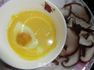 咸蛋豆苗的做法步骤：2
