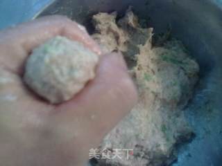 香菜丸子汤的做法步骤：1